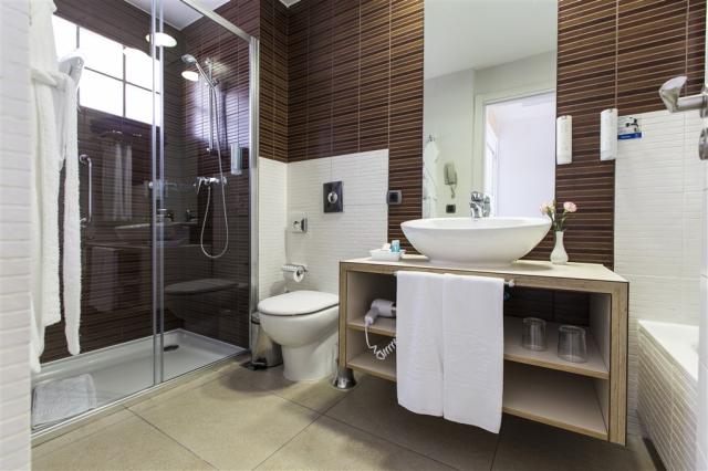 CG 18 BATHROOM DOUBLE SUPERIOR.jpg