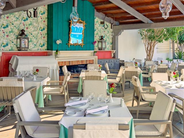 CG 12 POOL BAR LA PERGOLA.jpg