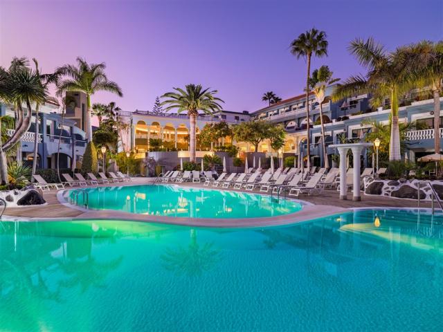 CG 03 POOL BY NIGHT.jpg