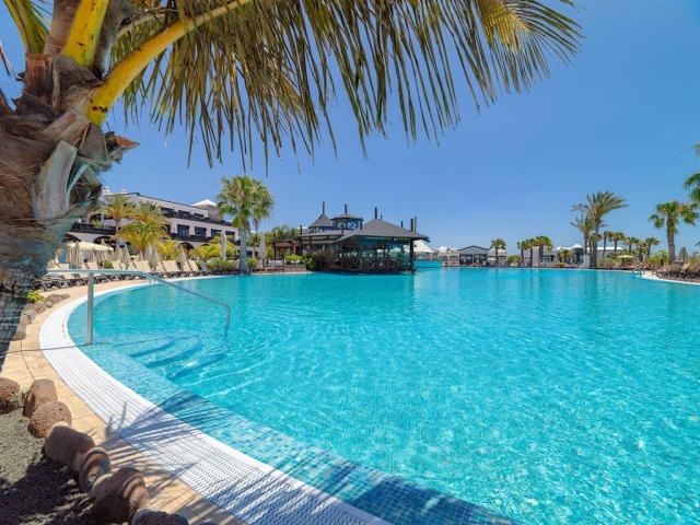 8-6-17_Vista-piscina-y-jardines_0011hrp.jpg