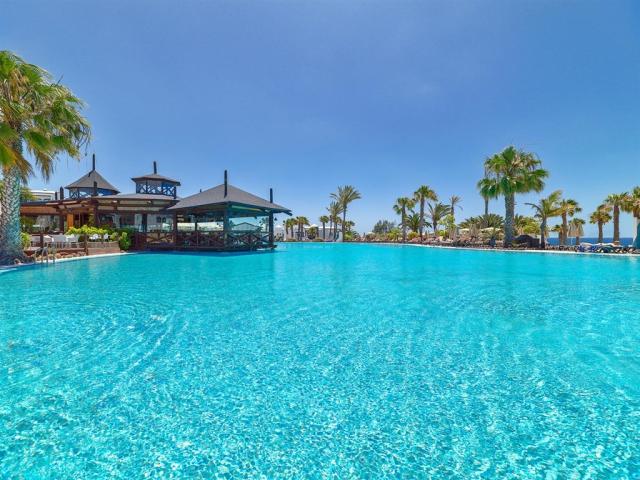 8-6-17_Vista-piscina-y-jardines_0014hrp.jpg