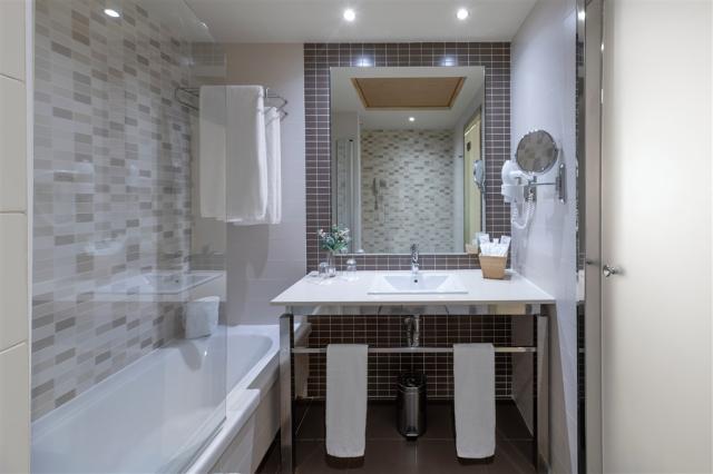 12. Bathroom Standard.jpg
