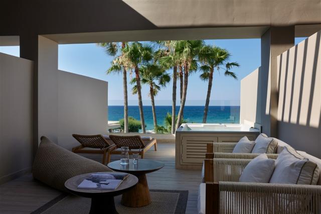 Superior_Frontal_Sea_View_Outdoor_Whirpool.jpg