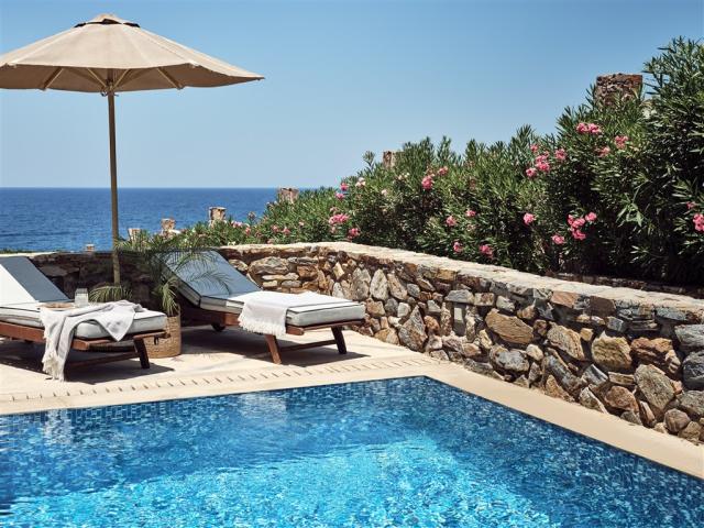 familysuitepool.jpg
