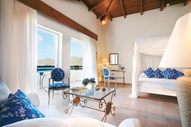 18-Seafront-Family-Bungalow-Suite,-Luxury-family-accommodation-
