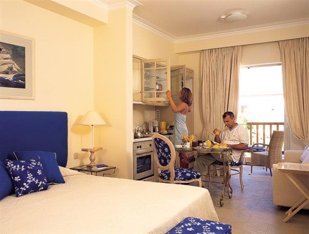 22-Studio,-Suites-Garden-Area,-Pool-or-Garden-View_72dpi.jpg