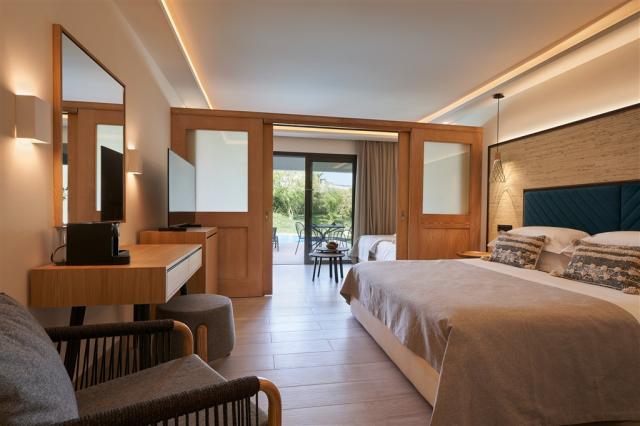 Premium_Family_Room__Swim_Up_Inland_View.jpg