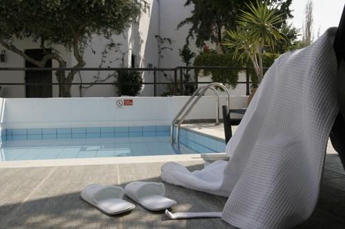 suites-pool.jpg