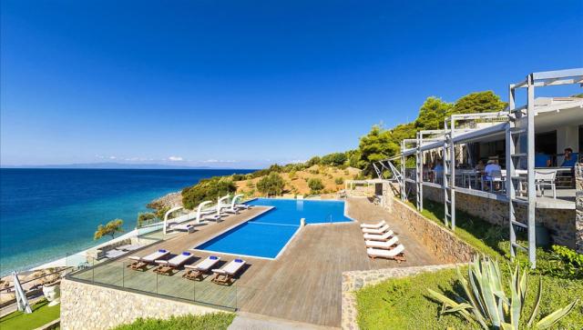 poolarea-restaurant.jpg