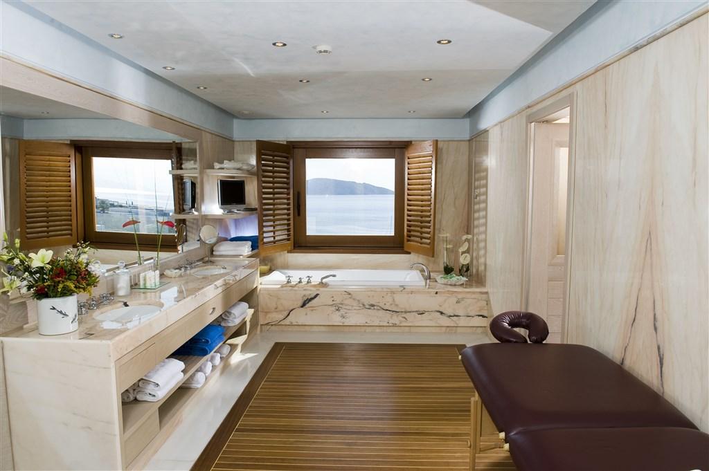 deluxe hotel suite bathroom.jpg