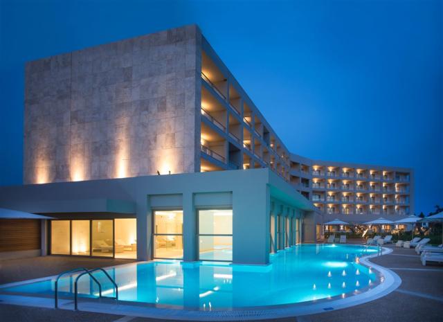Ikos Spa Pool Ikos Olivia night.jpeg