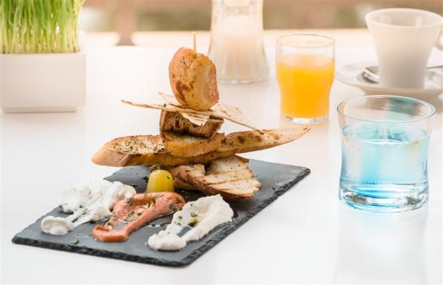 IKos_Oceania_Greek_Breakfast_02.jpg