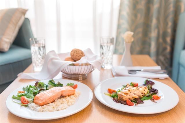 IKos_Oceania_room_service_01.jpg