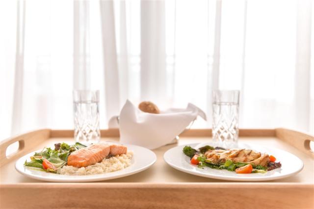 IKos_Oceania_room_service_02.jpg