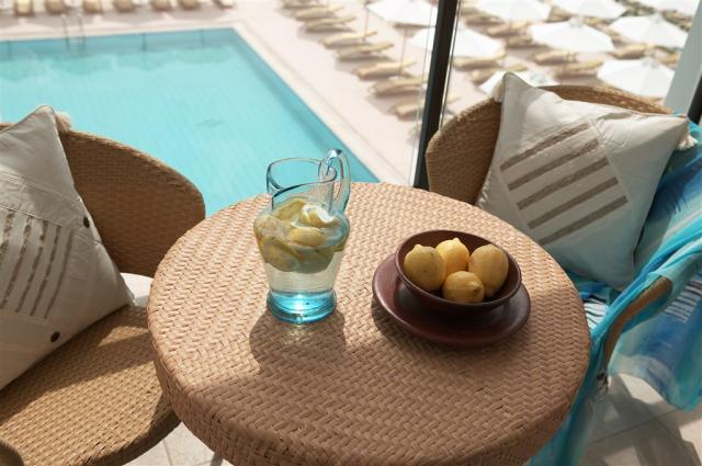 Ikos_Oceania_Terrace_Poolview_01.tif