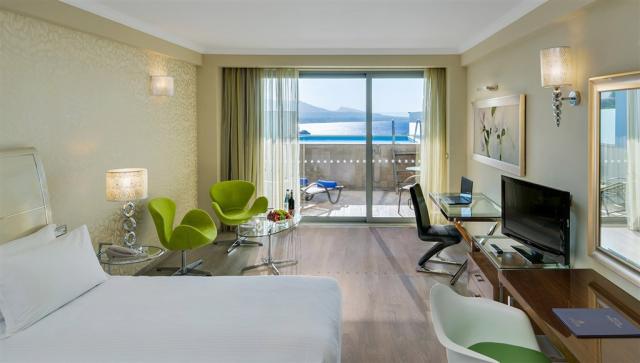 Atrium-Platinum-Deluxe-Sea-View-Room-with-Private-Pool-2.jpg
