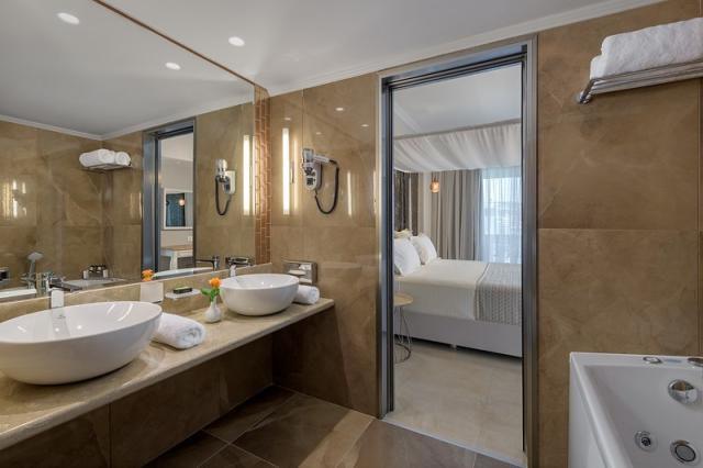 161_Suite_Sea_View_Bathroom_Rodos_Palladium-L.jpg
