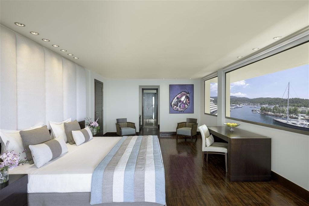 ROYAL SUITE BEDROOM 2.jpg