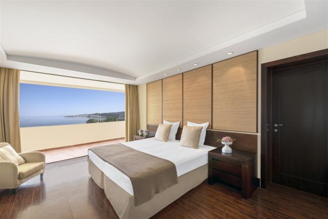 TWO BEDROOM SUITE SIDE SEA VIEW.jpg