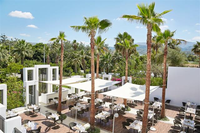 10-Labyrinth-Atrium-Restaurant-al-fresco-for-breakfast-lunch-an