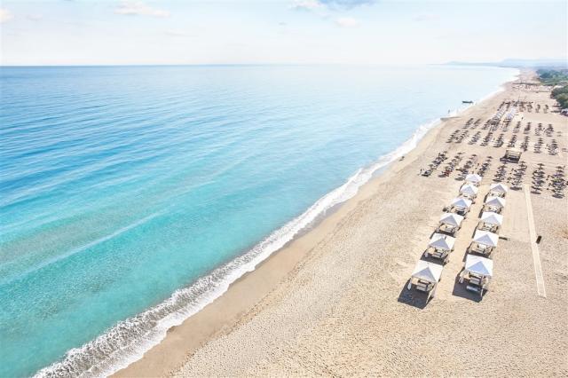 05-Gorgeous-Sandy-Beach-with-Private-Gazebos_72dpi.jpg