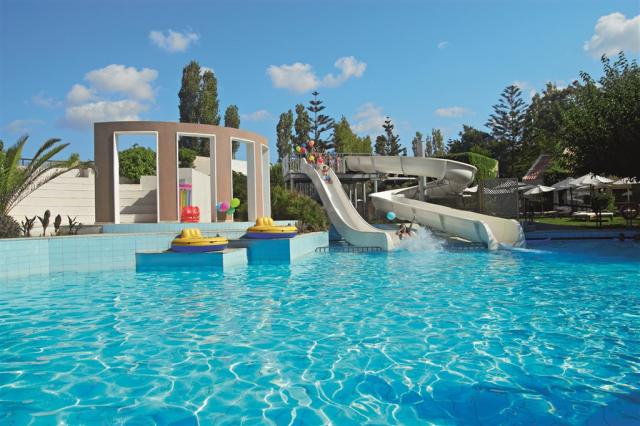 16.Childrens'-Pool-with-Waterslides.jpg