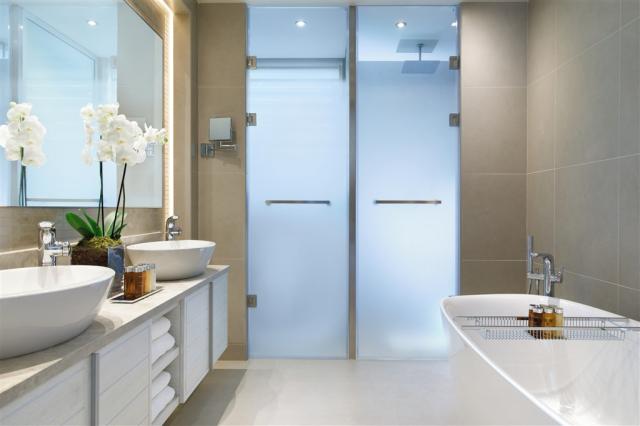 sani_club_bathroom_junior_suite_2880x1919.jpg