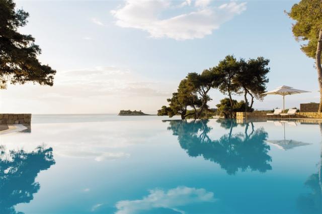 Sani_Club_Infinity_Pool_Hill_View_02_2880x1920.jpg