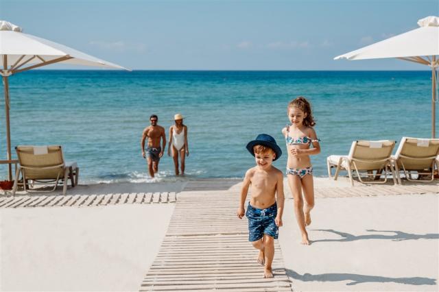 family asterias beach_2880x1921.jpg