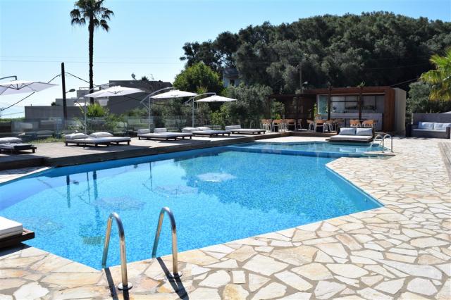 DSC_7383 pool bar.JPG