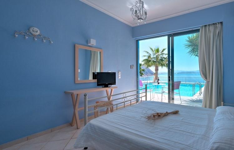 junior_suite_swimming_pool_blue.jpg