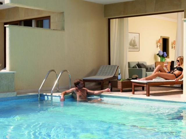 Junior_Suite_Swim_Up 1.jpg