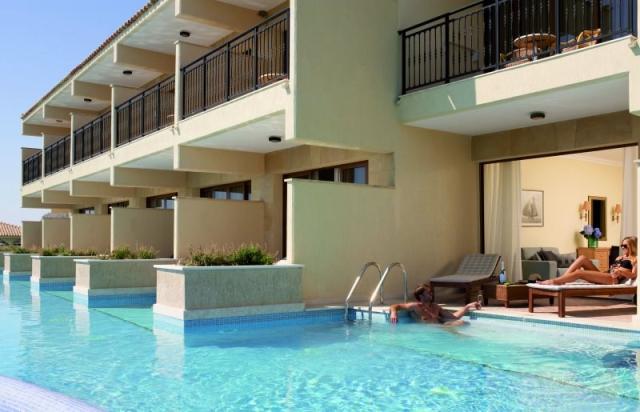 Junior_Suite_Swim_Up.jpg