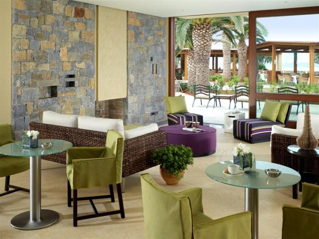 08a. Lounge Bar.jpg