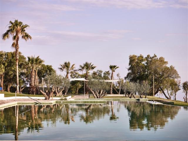 09-Gorgeous-landscaped-gardens-beside-the-pool_cm009_72dpi.jpg