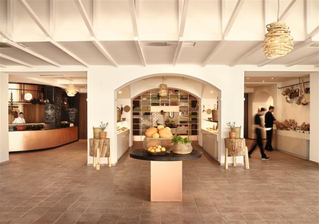 16-open-plan-restaurant-hall_cm016_72dpi.jpg