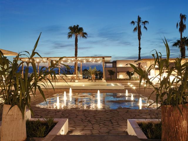 04-Seducing-Night-lit-courtyard-by-the-restaurant_cm004_72dpi.j