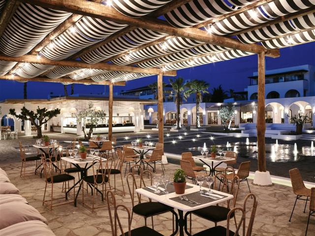 05-Night-lit-restaurant-by-the-courtyard_cm005_72dpi.jpg