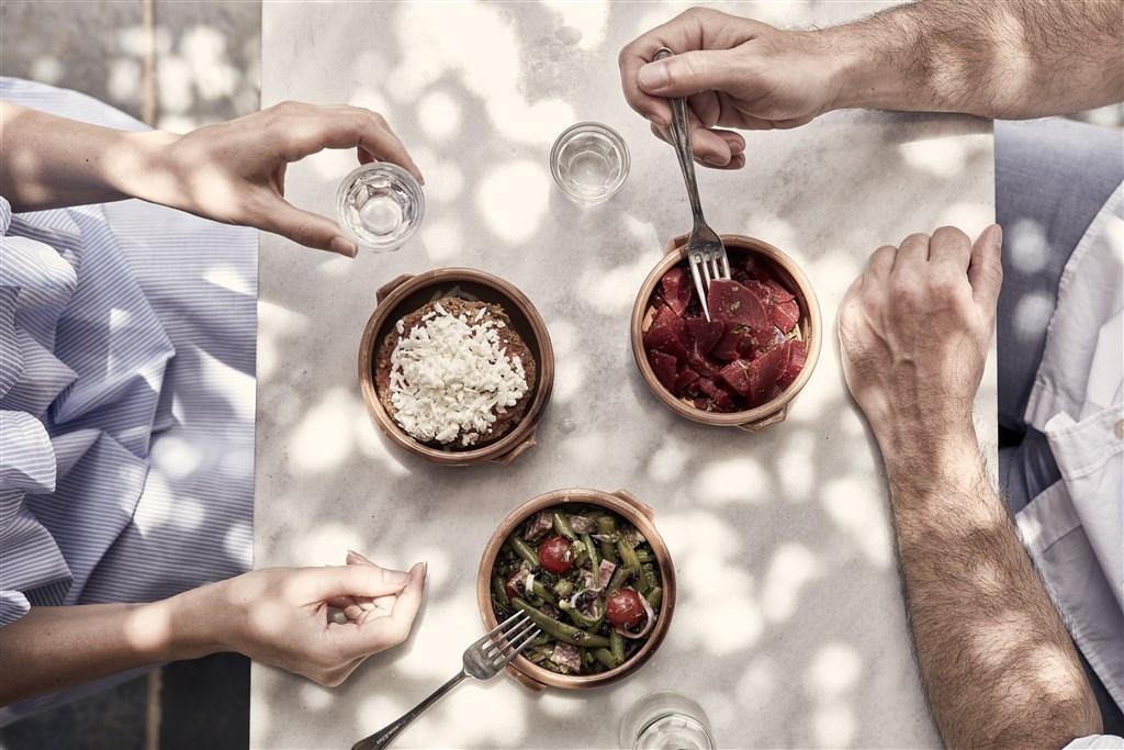 eating kafeneion candia.jpg