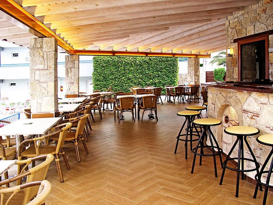 pool-bar-royal-halkidiki.jpg