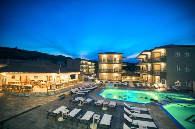 pool-bar-polichrono-halkidiki.jpg