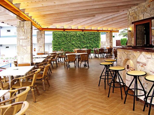 pool-bar-royal-halkidiki.jpg