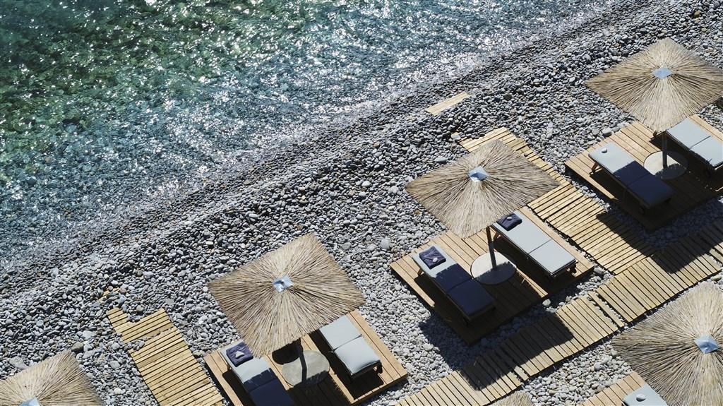 Cayo's spot on Plaka's pebble beach 01.jpg