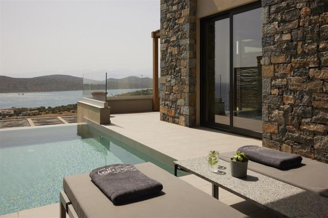 Cayo Rooms- PrivatePool Sunbed SeaView.jpg