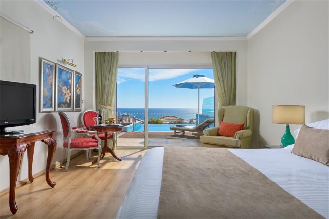 Deluxe Room Sea View with Pool (2).jpg