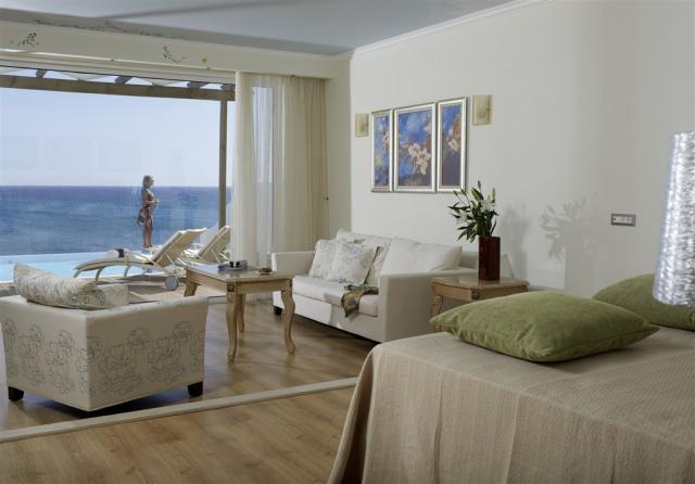 Platinum Beach Family Suite Sea View with Pool.jpg
