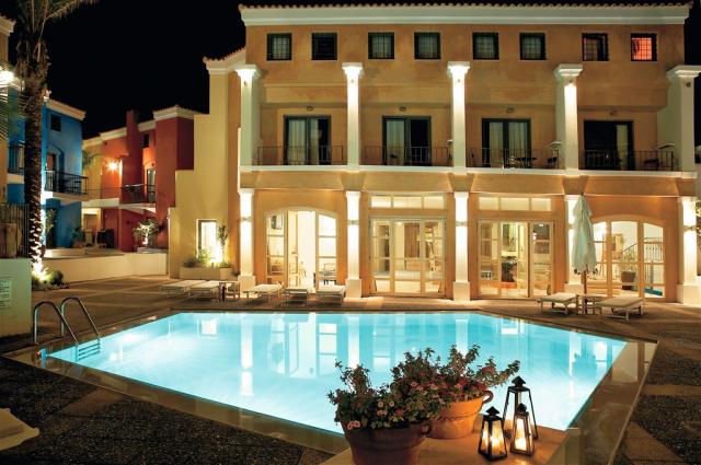 05-Plaza-Pool-Illuminated-by-Night_72dpi.jpg