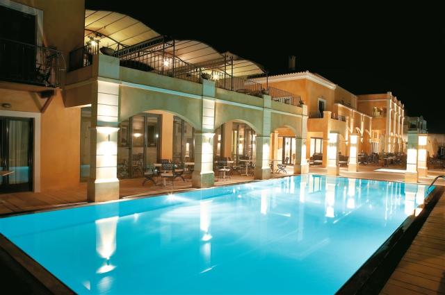 18-Plaza-Pool-with-Freshwater_72dpi.jpg