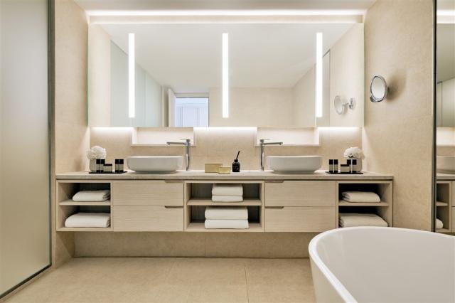 Ikos Andalusia Junior Suite Bathroom_2880x1920.jpg