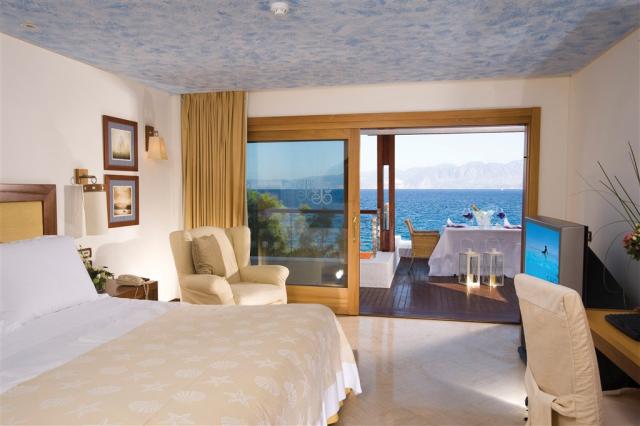 island_bungalow_on_the_waters_edge_1.jpg